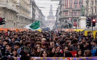 Milano, alla manifestazione degli studenti anche immagini con Meloni, Salvini e Schlein insanguinati