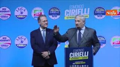 Tajani ricorda Berlusconi a comizio Napoli, la platea grida: “Silvio, Silvio”