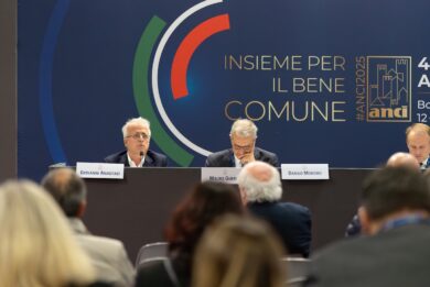 Manifestanti contro il Governo provano a raggiungere l’assemblea Anci, caos a Bologna