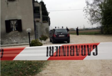 Bimbo morto all’asilo ad Arezzo, la Procura notifica cinque avvisi di garanzia: c’è anche la maestra che ha tentato di salvarlo