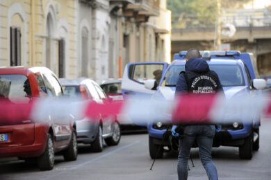 Orrore a Napoli, donna trovata morta in casa: non si esclude la pista del femminicidio