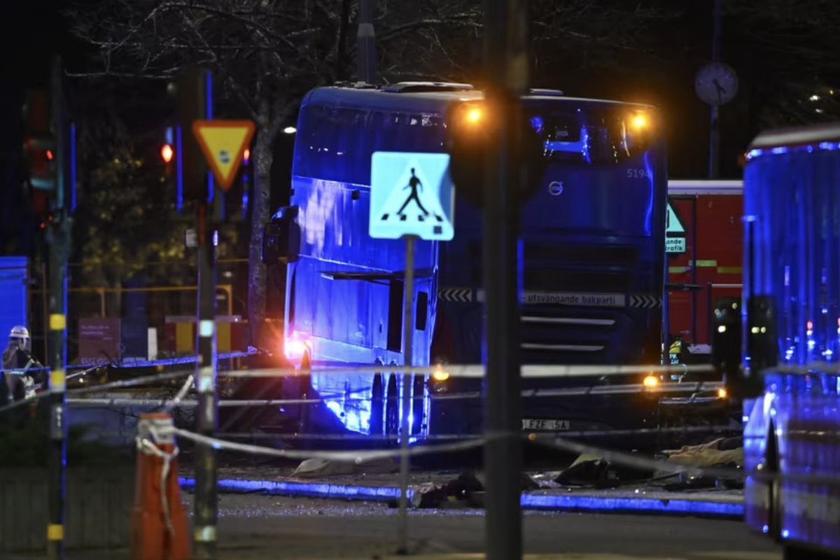 Panico a Stoccolma (Svezia), bus si schianta contro una fermata: morti e feriti. Arrestato l’autista Panico a Stoccolma (Svezia), bus si schianta contro una fermata: morti e feriti. Arrestato l’autista