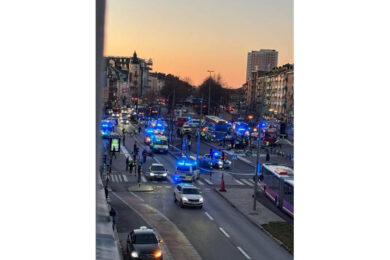 Panico a Stoccolma (Svezia), bus si schianta contro una fermata: morti e feriti. Arrestato l’autista