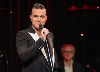 Robbie Williams rischia di perdere la vista: la rivelazione che sconvolge i fan. Ecco la causa