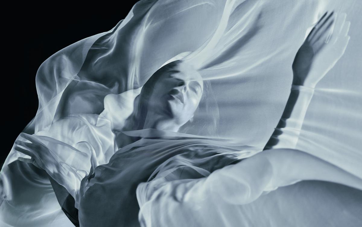 Calendario Pirelli 2026, da Luisa Ranieri a Irina Shayk: così il regista norvegese Sølve Sundsbø ha intrecciato l’arte della natura con l’innovazione tecnologica