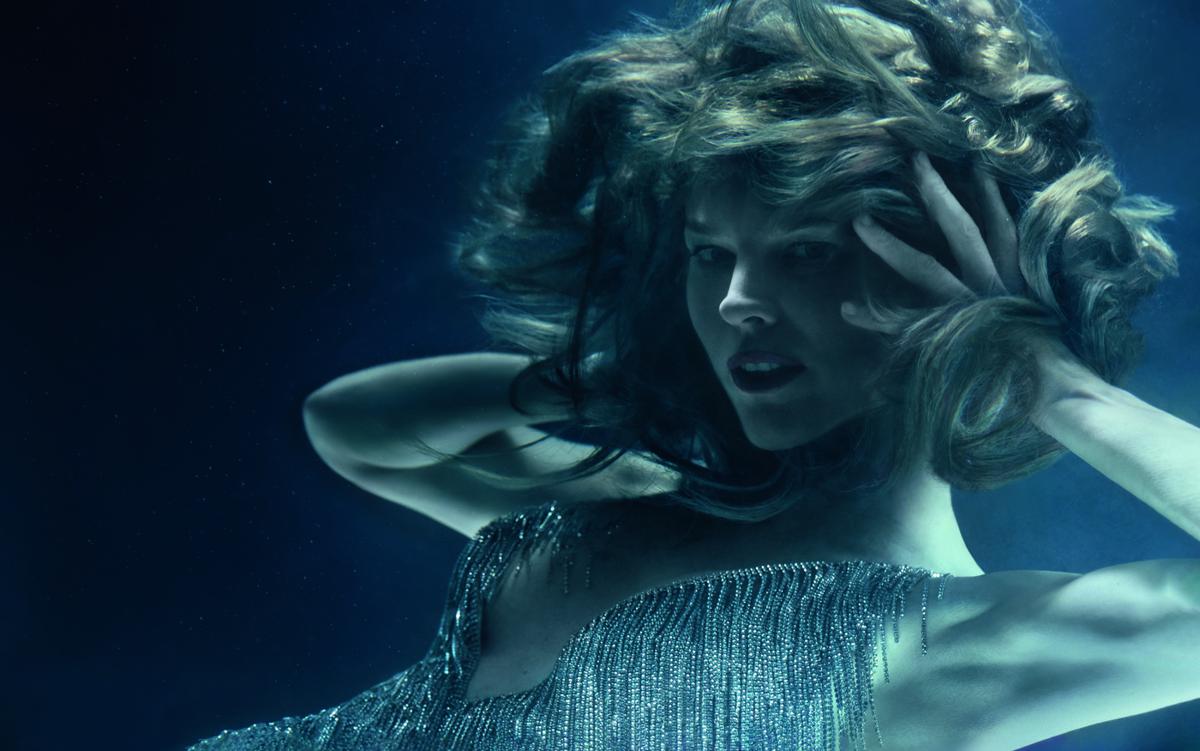 Calendario Pirelli 2026, da Luisa Ranieri a Irina Shayk: così il regista norvegese Sølve Sundsbø ha intrecciato l’arte della natura con l’innovazione tecnologica