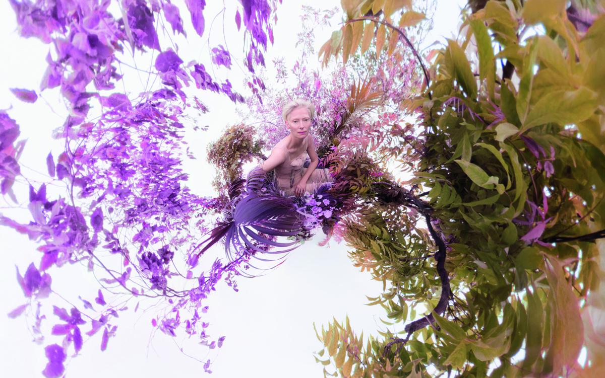 Calendario Pirelli 2026, da Luisa Ranieri a Irina Shayk: così il regista norvegese Sølve Sundsbø ha intrecciato l’arte della natura con l’innovazione tecnologica