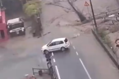 Allerta meteo, bomba d’acqua in Liguria: tombini saltati per le forti piogge | VIDEO
