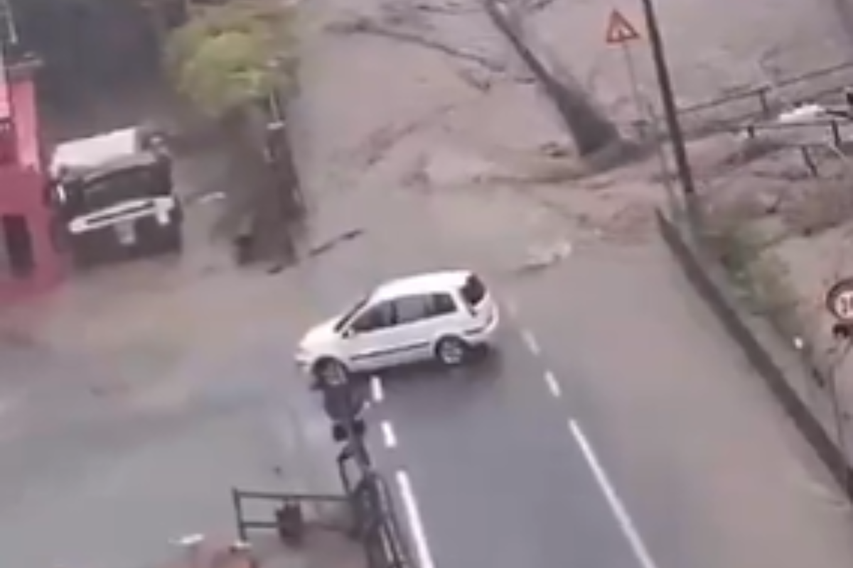 Allerta meteo, bomba d’acqua in Liguria: tombini saltati per le forti piogge | VIDEO Allerta meteo, bomba d’acqua in Liguria: tombini saltati per le forti piogge | VIDEO