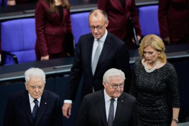 Berlino, Mattarella al Bundestag: “All’orizzonte nuovi dottor Stranamore che amano la bomba: la guerra di aggressione è un crimine”