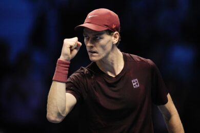 Atp, Jannik Sinner è il maestro: batte lo spagnolo Alcaraz in due set e trionfa in finale