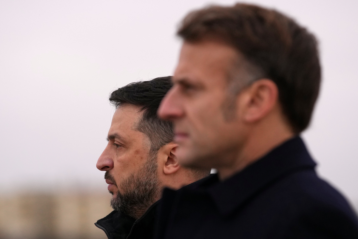 Ucraina, accordo Zelensky-Macron per il rafforzamento aereo. Tusk: “Incidente ferroviario a Varsavia? Sabotaggio” Ucraina, accordo Zelensky-Macron per il rafforzamento aereo. Tusk: “Incidente ferroviario a Varsavia? Sabotaggio”