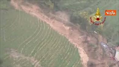 Maltempo Gorizia, frana travolge tre case a Cormons. Le impressionanti immagini dall’alto