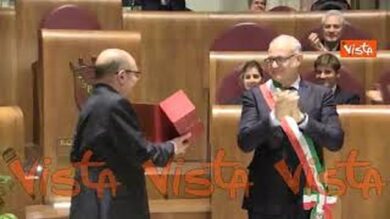 Carlo Verdone riceve la Lupa Capitolina dopo la giornata da Sindaco di Roma
