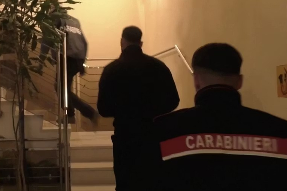 Blitz anti-camorra a Napoli: affari, voti e scommesse nelle mani dei clan. Scattano 44 misure cautelari Blitz anti-camorra a Napoli: affari, voti e scommesse nelle mani dei clan. Scattano 44 misure cautelari