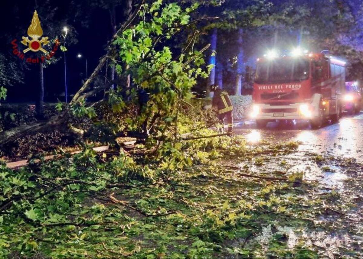 Il maltempo flagella il Centro-Nord, a Genova 100 interventi dei vigili del fuoco. Nel vortice anche la Toscana Il maltempo flagella il Centro-Nord, a Genova 100 interventi dei vigili del fuoco. Nel vortice anche la Toscana