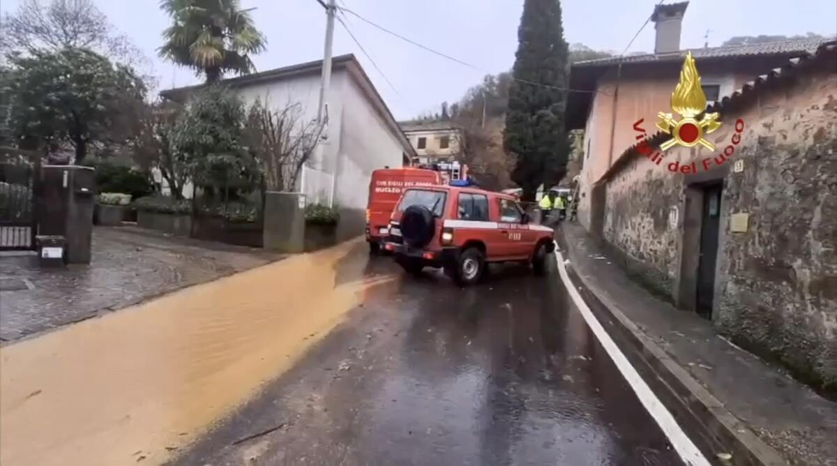 Il maltempo flagella il Centro-Nord, a Genova 100 interventi dei vigili del fuoco. Nel vortice anche la Toscana Il maltempo flagella il Centro-Nord, a Genova 100 interventi dei vigili del fuoco. Nel vortice anche la Toscana