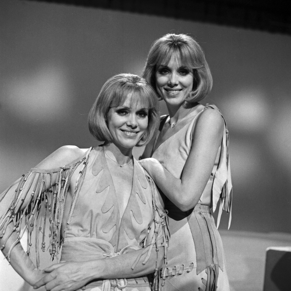 Da-da-un-pa: il ritmo indimenticabile che ha definito un’epoca televisiva. Addio alle gemelle Kessler Da-da-un-pa: il ritmo indimenticabile che ha definito un’epoca televisiva. Addio alle gemelle Kessler