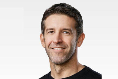 Chi è John Ternus, l’uomo che ha scalato Apple ora in pole per prendere il posto del Ceo Tim Cook 