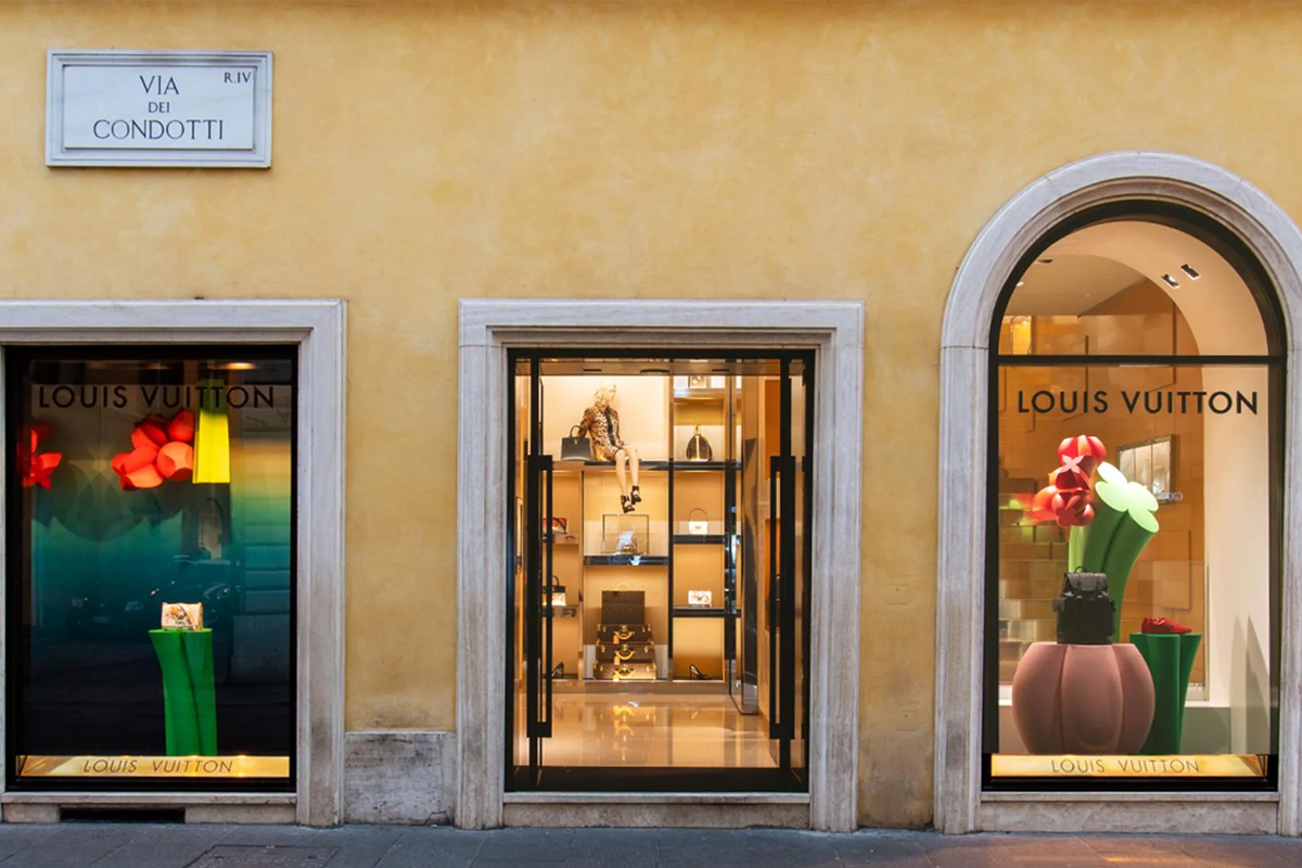 Auto sfonda vetrina di Louis Vuitton a Roma in via Condotti, tre ladri in fuga dopo il furto. E il bottino… Auto sfonda vetrina di Louis Vuitton a Roma in via Condotti, tre ladri in fuga dopo il furto. E il bottino…
