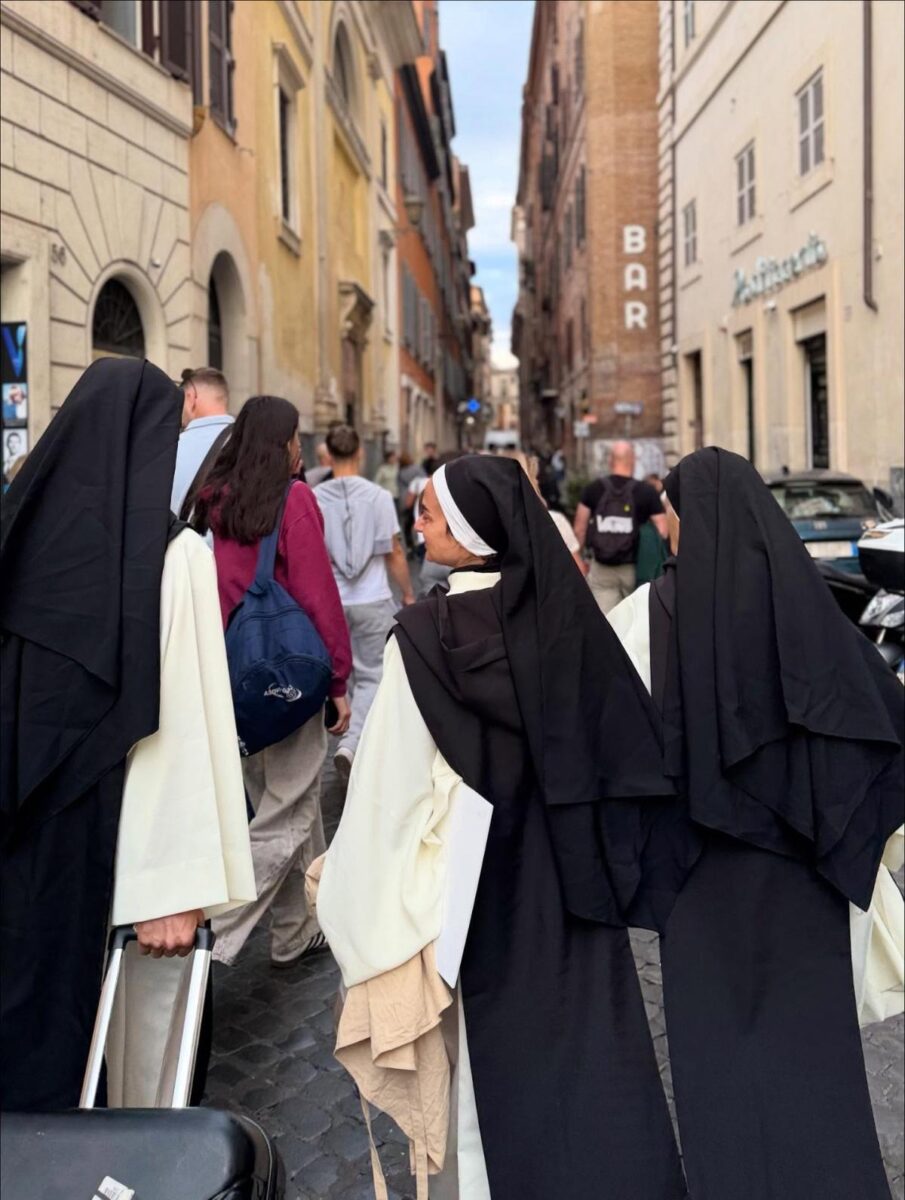 “Stanno ingannando tutti”. La verità su “Vita da Suore”, il format virale di TikTok e Instagram “Stanno ingannando tutti”. La verità su “Vita da Suore”, il format virale di TikTok e Instagram