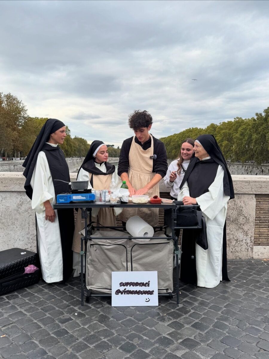 “Stanno ingannando tutti”. La verità su “Vita da Suore”, il format virale di TikTok e Instagram “Stanno ingannando tutti”. La verità su “Vita da Suore”, il format virale di TikTok e Instagram