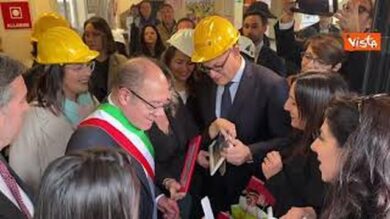 Verdone “sindaco” visita scuola danneggiata da esplosione Via Gordiani con caschetto in testa