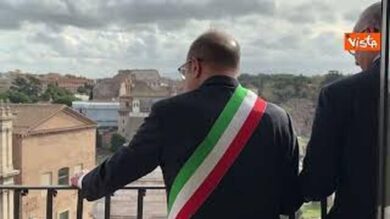 Verdone “sindaco per un giorno” lancia baci da balcone Campidoglio