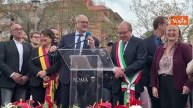 Verdone “sindaco per un giorno” inaugura area giochi a Villa Gordiani e pianta albero con Gualtieri