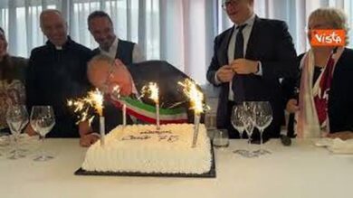 Verdone “sindaco” spegne le candeline al centro anziani: Sono astemio, ma brindo insieme a voi