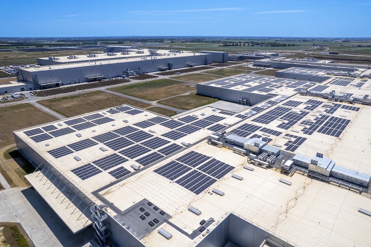 BMW iX3, materiali riciclati e fabbrica green per la sostenibilità