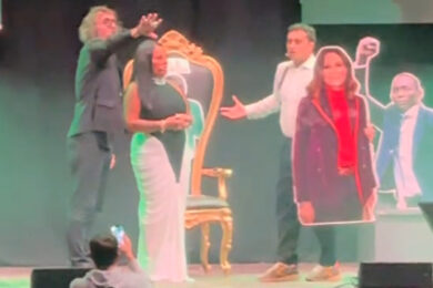 La Zanzara, tsunami di fischi e insulti a Rita De Crescenzo all’evento di Napoli. VIDEO