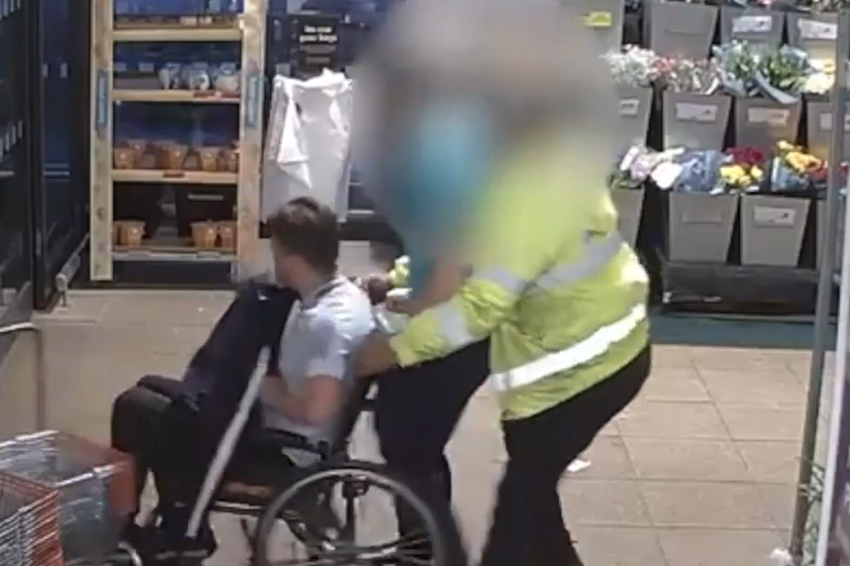 Finge di essere disabile e ruba le birre dallo scaffale del market: smascherato. Giovane inglese condannato a 3 anni di carcere Finge di essere disabile e ruba le birre dallo scaffale del market: smascherato. Giovane inglese condannato a 3 anni di carcere