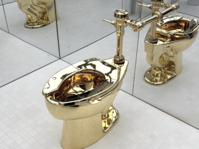 Cattelan delude, il suo super water “America” non convince i collezionisti. Venduto per una cifra da “compro oro”