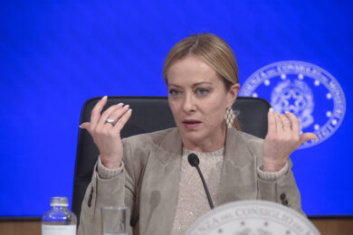 L’Europa svolta a destra? Il modello Giorgia Meloni si impone e indebolisce Ursula von der Leyen