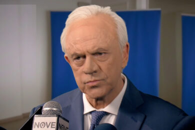 Crozza – Piantedosi: tra condoni, Albania e sgomberi… tutto spiegato “a modo suo”