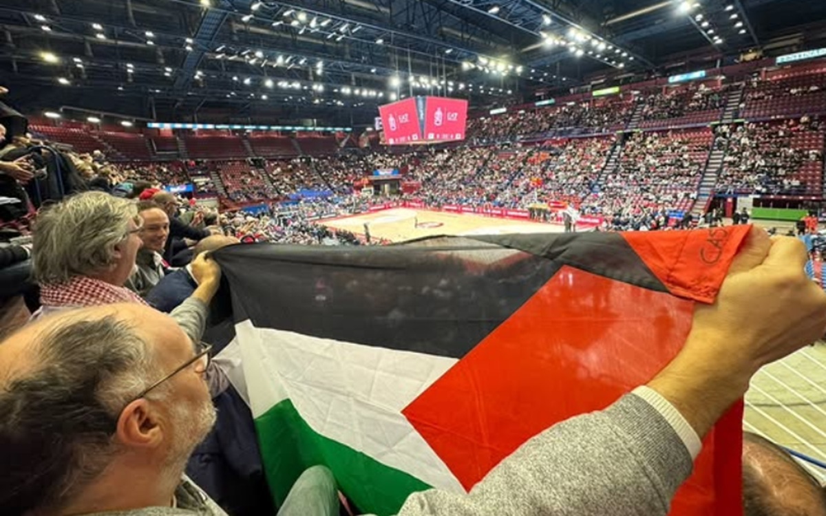 Presidio pro-Pal durante Olimpia Milano-Hapoel Tel Aviv: anche Luca Paladini identificato dalla Digos Presidio pro-Pal durante Olimpia Milano-Hapoel Tel Aviv: anche Luca Paladini identificato dalla Digos