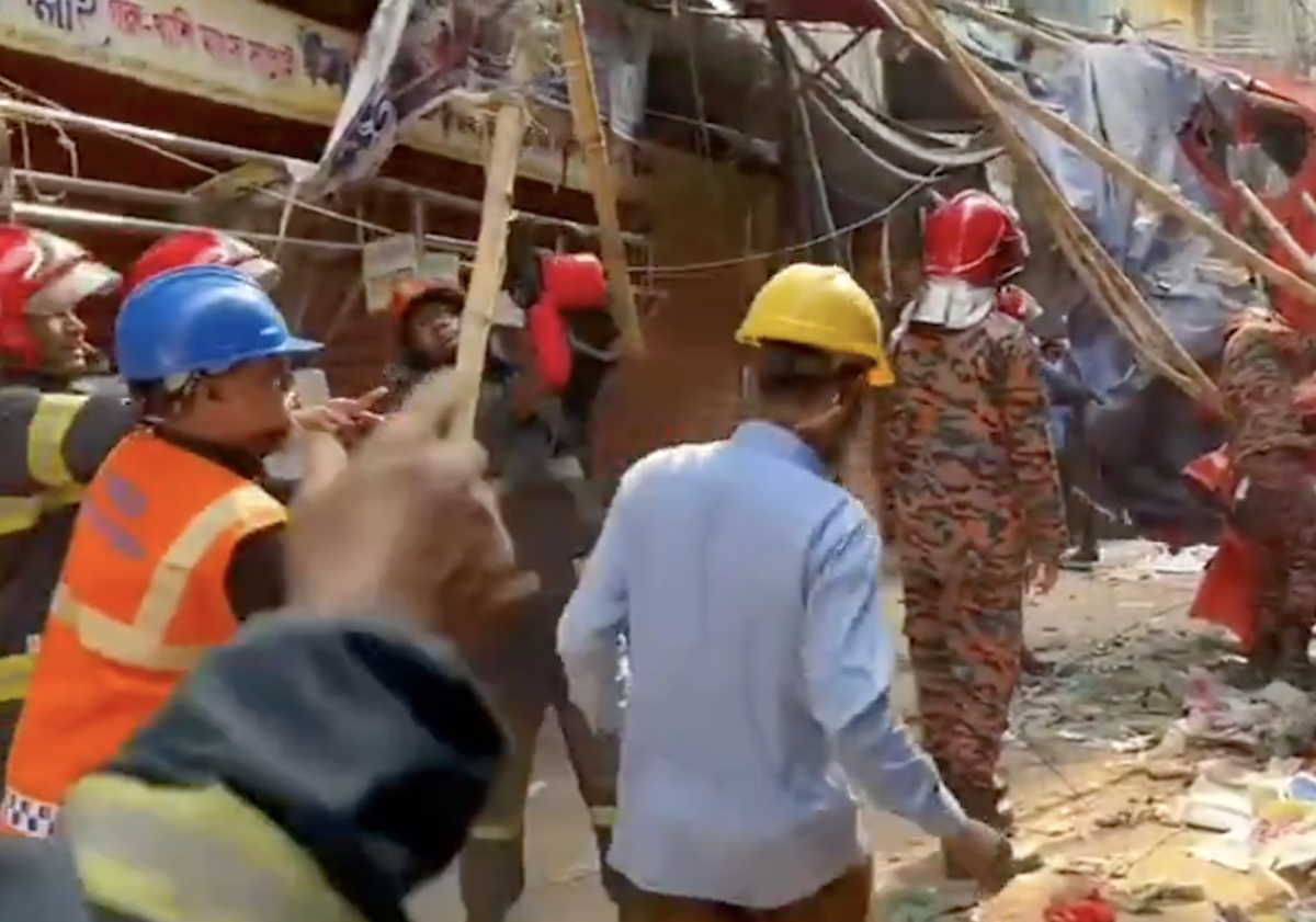 Il Bangladesh trema, sisma di magnitudo 5,5 vicino Dacca. Almeno 3 morti. VIDEO Il Bangladesh trema, sisma di magnitudo 5,5 vicino Dacca. Almeno 3 morti. VIDEO