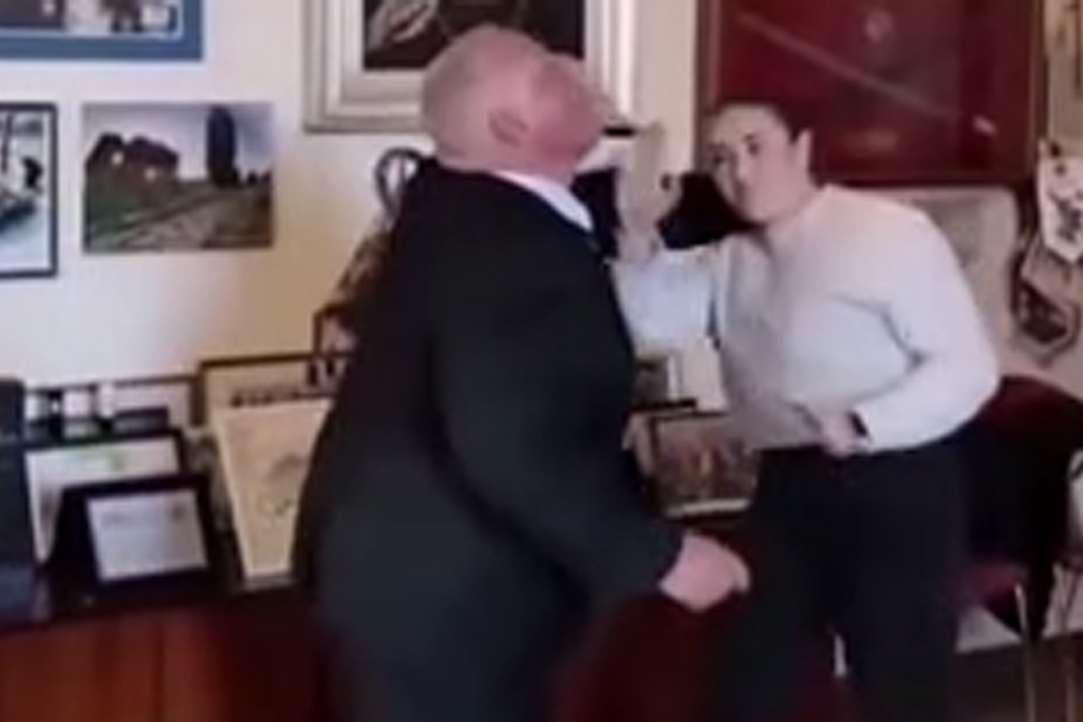 Violenza donne, il sindaco di Grosseto inscena aggressioni in un video: esplode la polemica Violenza donne, il sindaco di Grosseto inscena aggressioni in un video: esplode la polemica
