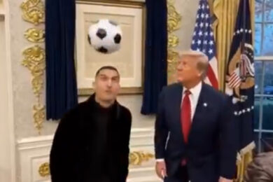 Trump meglio di Messi, palleggio con Cristiano Ronaldo nella Casa Bianca. Ma è IA