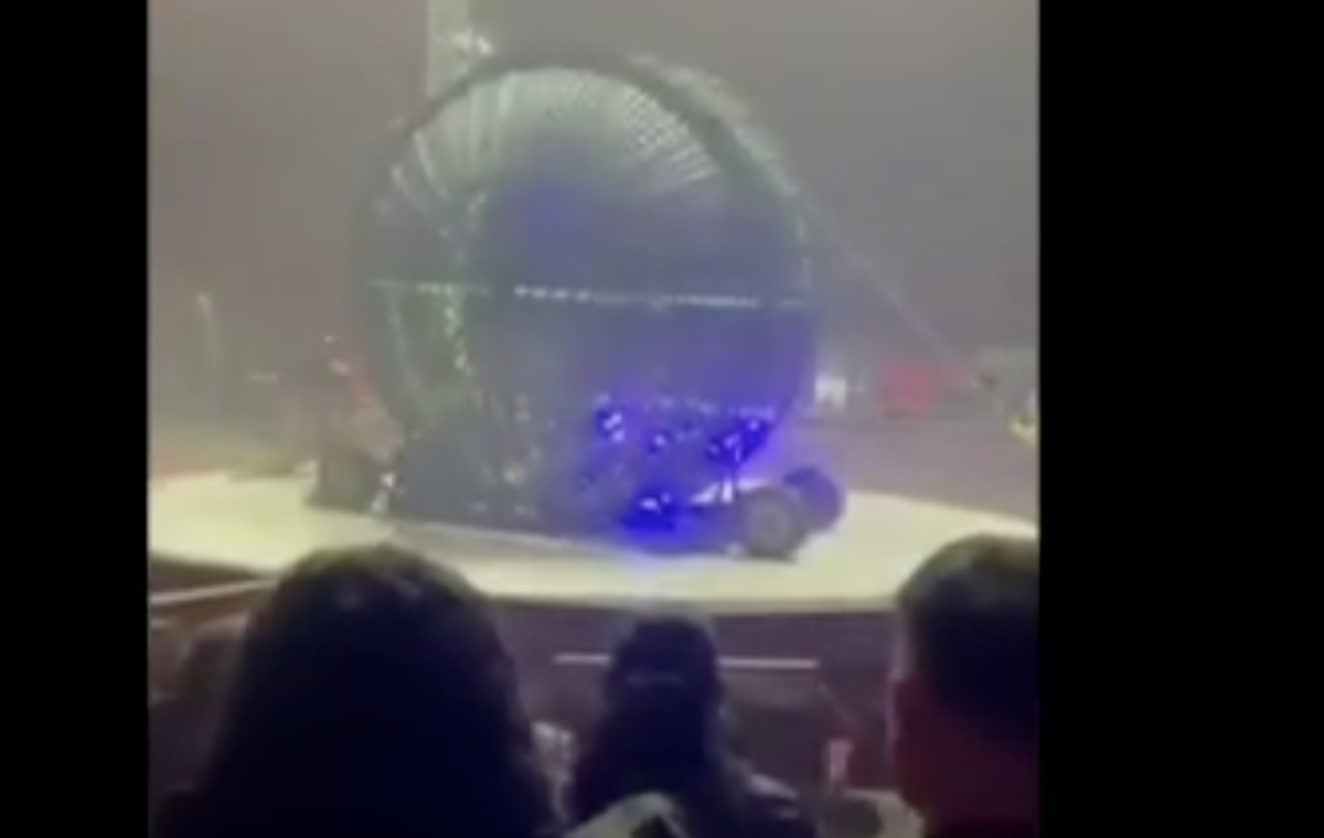 Tragedia al circo di Napoli, stuntman muore davanti a tutti durante l’esibizione. VIDEO Tragedia al circo di Napoli, stuntman muore davanti a tutti durante l’esibizione. VIDEO