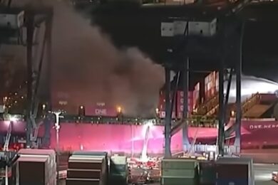 Esplosione al porto: incendio enorme su una nave cargo, 23 intrappolati. Video (immagini forti)