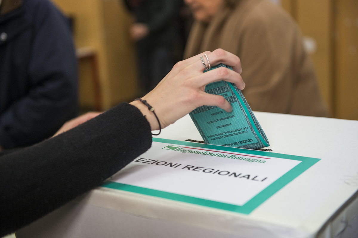 Elezioni regionali: Campania, Puglia e Veneto al voto. Chi vince? Ecco gli ultimissimi ‘sentiment’ sui risultati Elezioni regionali: Campania, Puglia e Veneto al voto. Chi vince? Ecco gli ultimissimi ‘sentiment’ sui risultati