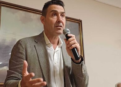 Vannacci smonta le teorie di uno studente di sinistra e incanta il pubblico