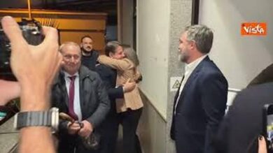 Abbracci per Conte e Fico all’arrivo al comitato elettorale a Napoli