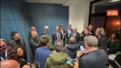 Regionali Campania, applauso per Fico al comitato elettorale con Conte, Schlein, Fratoianni, Bonelli