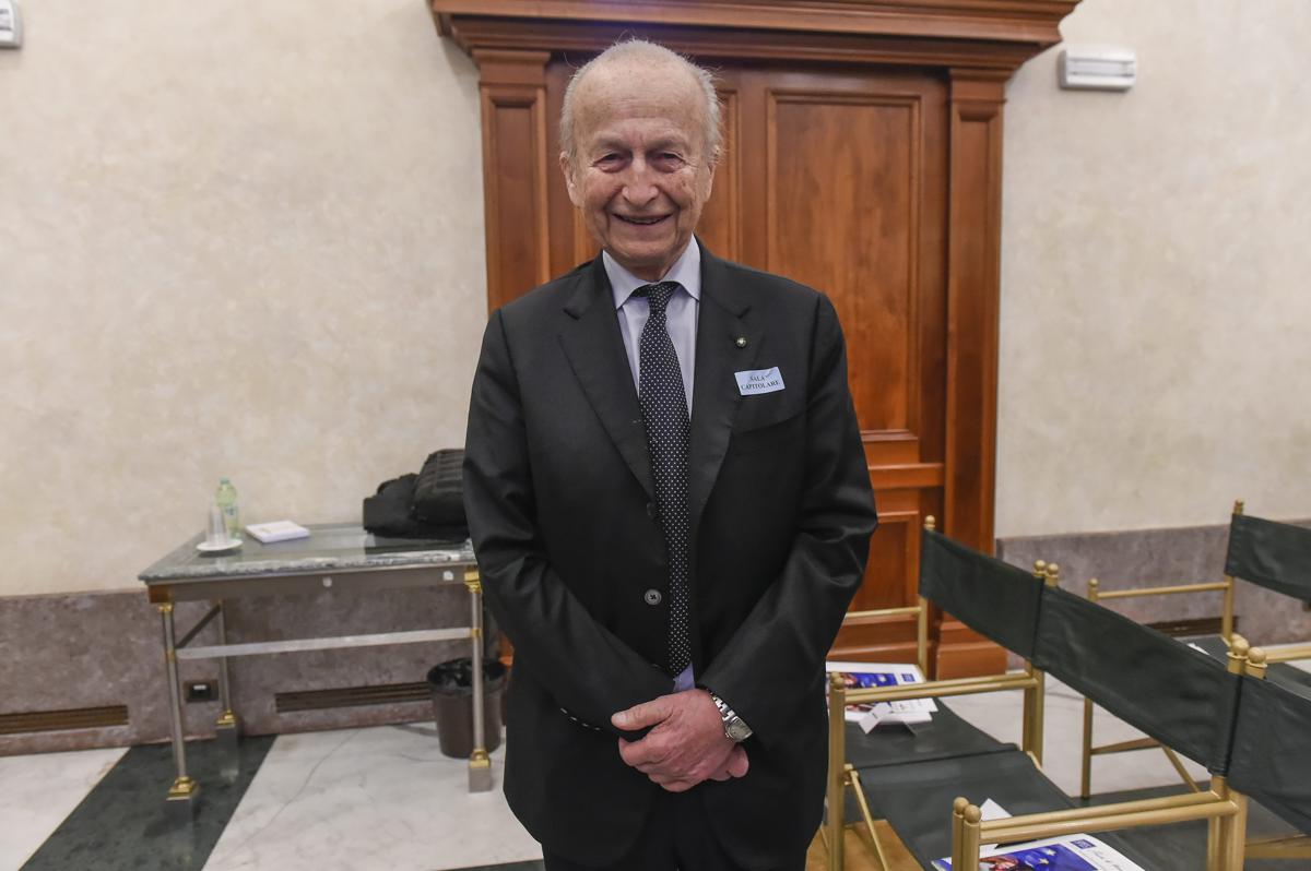 Chi era Maurizio Sella, da sportellista nella banca di famiglia agli investimenti visionari nel fintech: il ritratto di un uomo che cambiò la finanza italiana Chi era Maurizio Sella, da sportellista nella banca di famiglia agli investimenti visionari nel fintech: il ritratto di un uomo che cambiò la finanza italiana