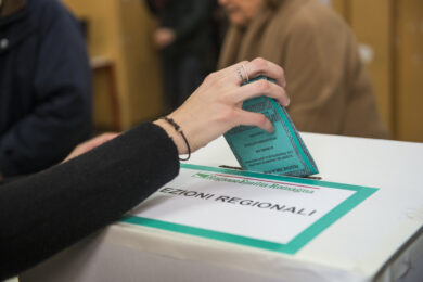 Elezioni regionali, si chiude l’era Zaia-De Luca-Emiliano. Riaperti i seggi in Veneto, Campania e Puglia. Affluenza in calo