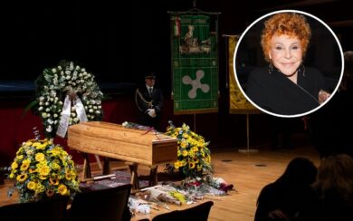 Vanoni, chiesa di San Marco gremita per i funerali. Fresu suona “L’appuntamento”