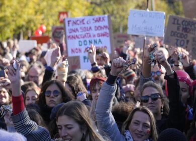 Ddl femminicidio, scontro maggioranza-opposizioni in Parlamento. Dopo le proteste arriva l’ok unanime: è legge
